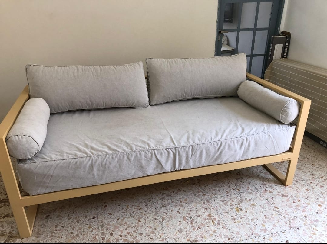 Diván disponible en tres modelos fabricados a medida no incluye carrito