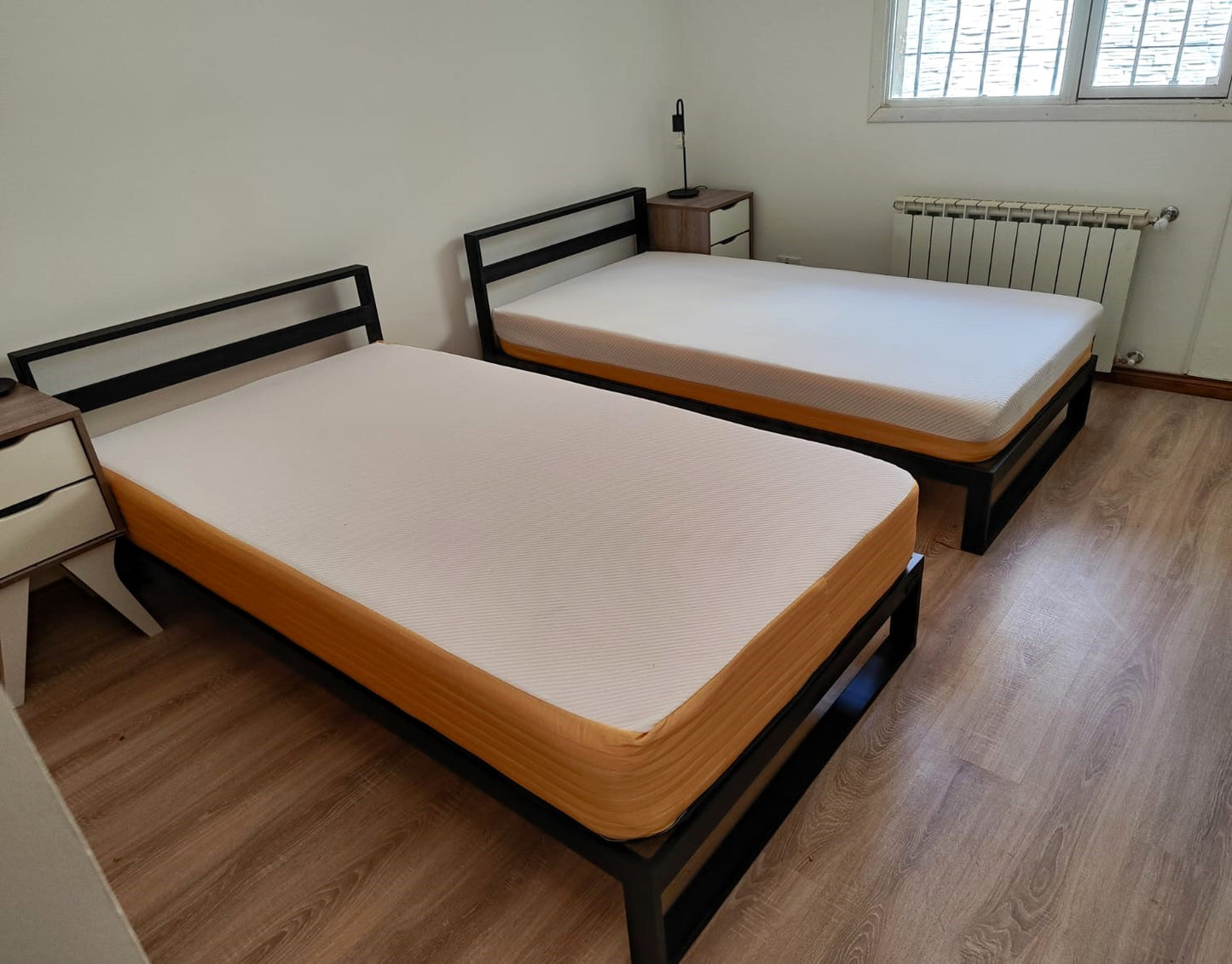 Cama en un módulo 80x190 con respaldo